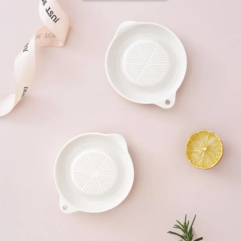 Râpe à gingembre en céramique blanche, present dans la cuisine