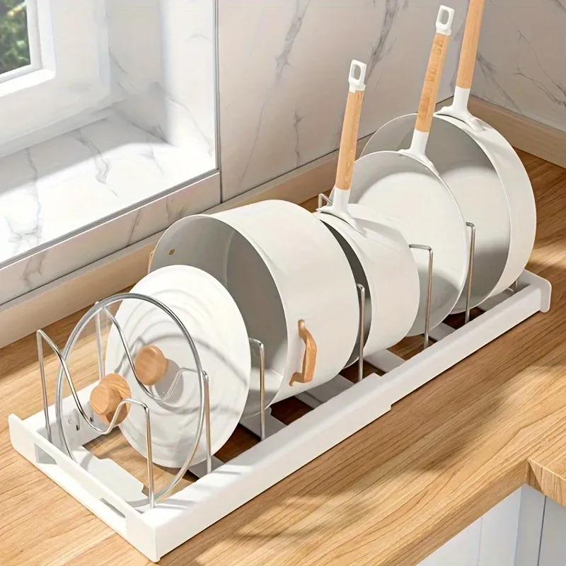 Support organisateur de casseroles extensible installé dans une armoire de cuisine