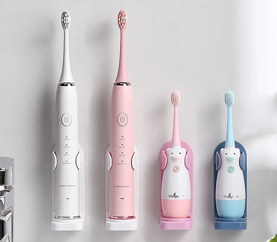 Porte-brosse installé dans une salle de bain