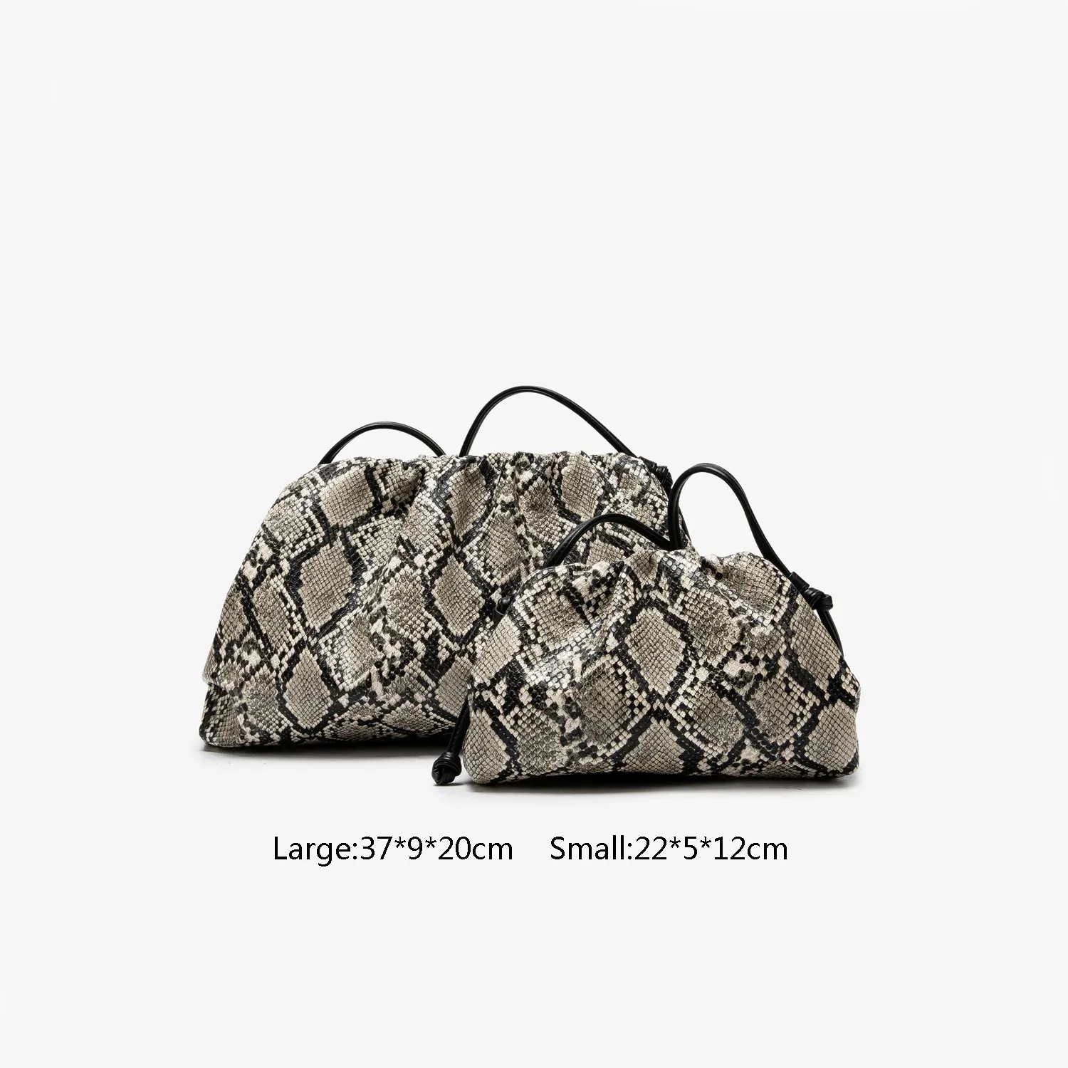 Détail du sac à main serpent plissé