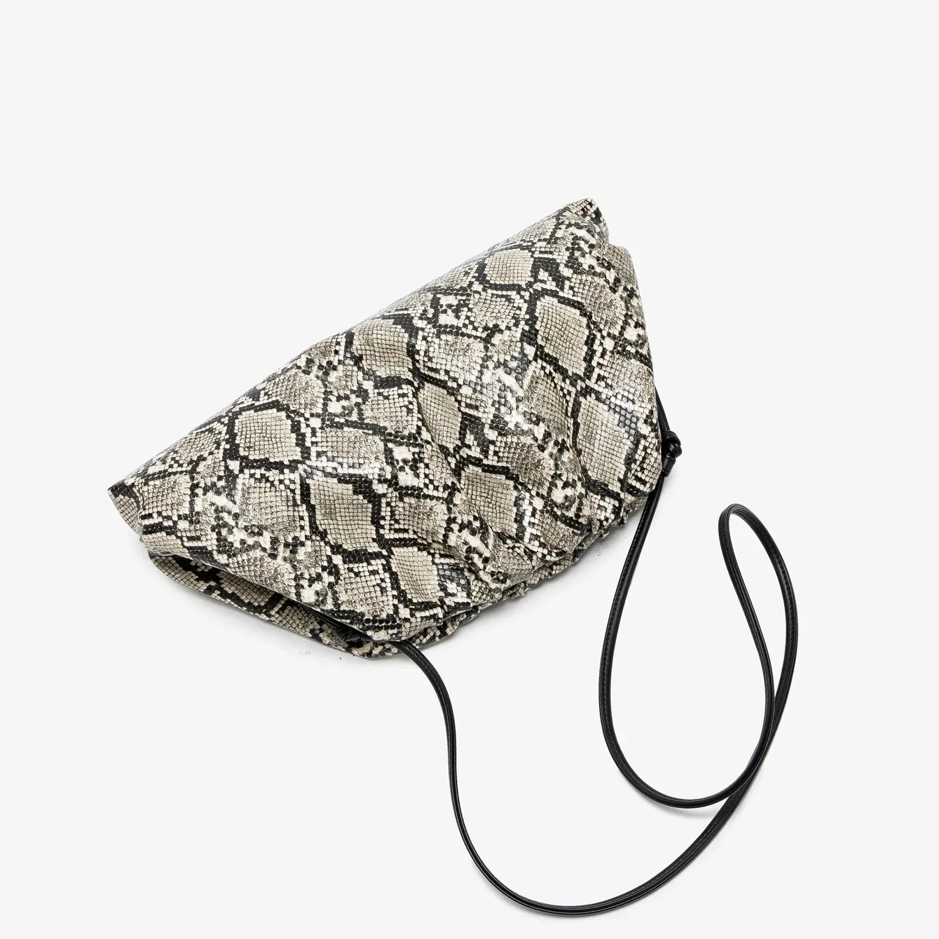 Détail du sac à main serpent plissé