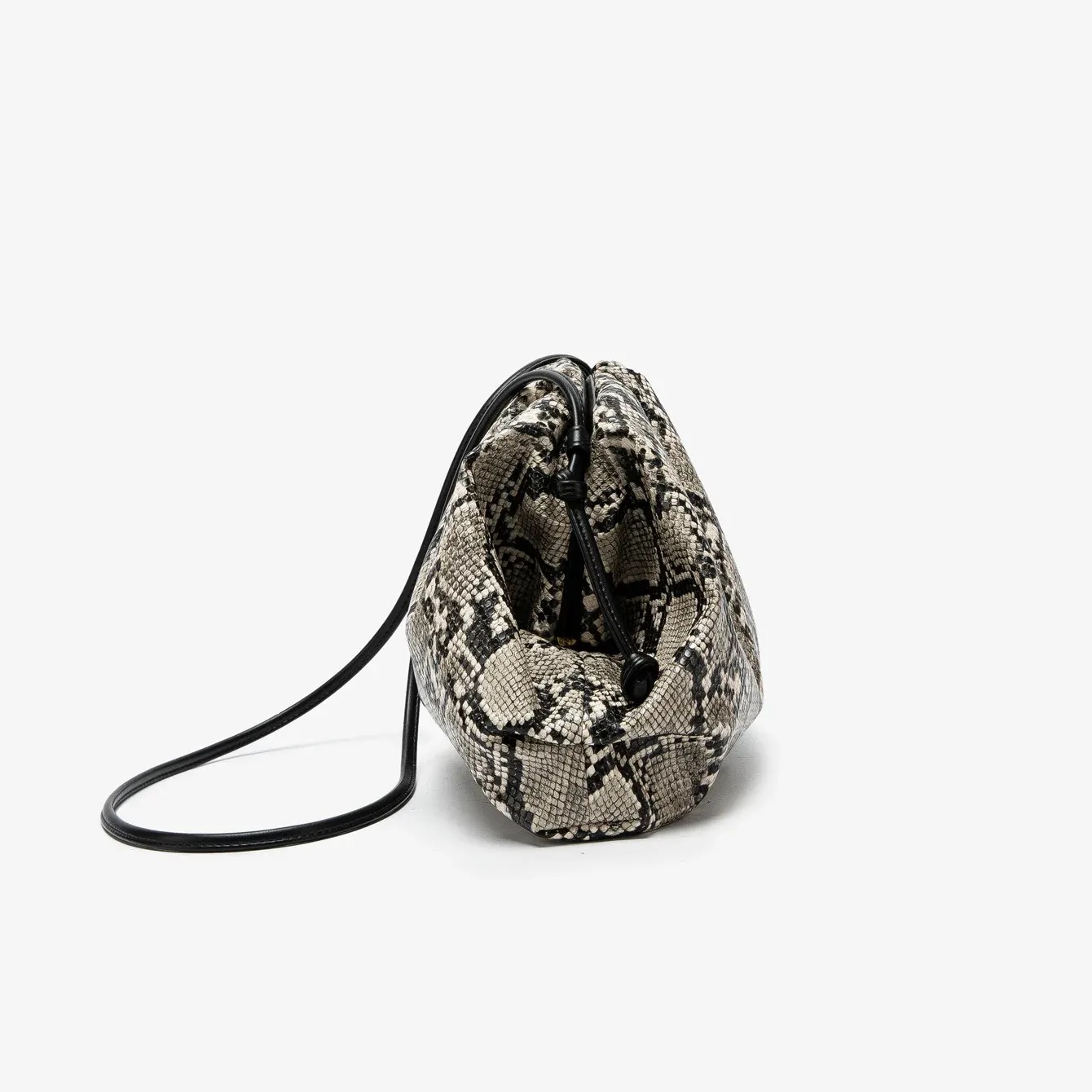 Détail du sac à main serpent plissé