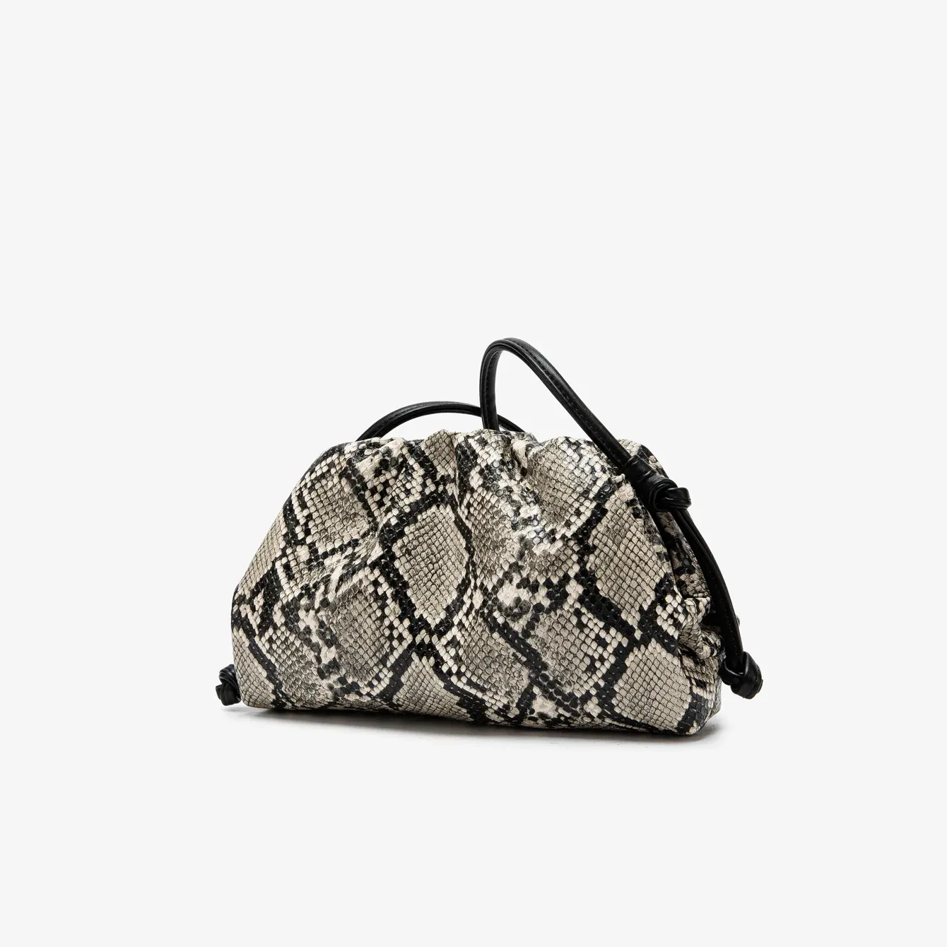 Détail du sac à main serpent plissé