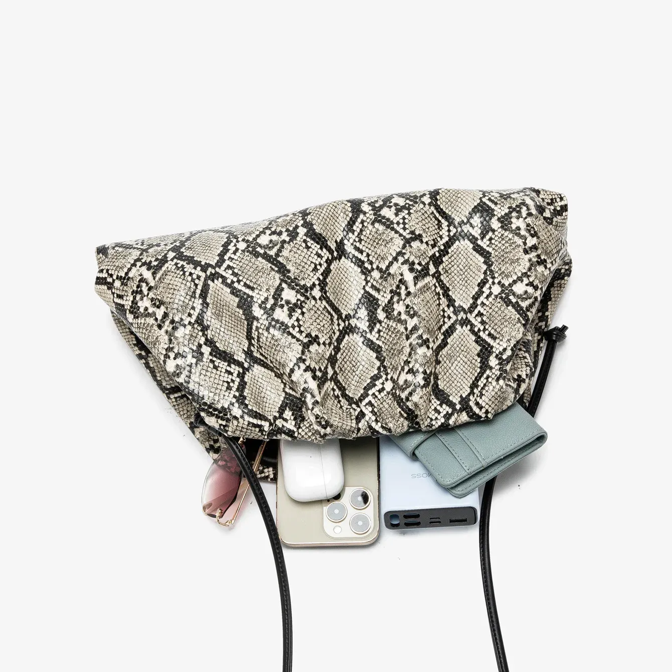 Détail du sac à main serpent plissé