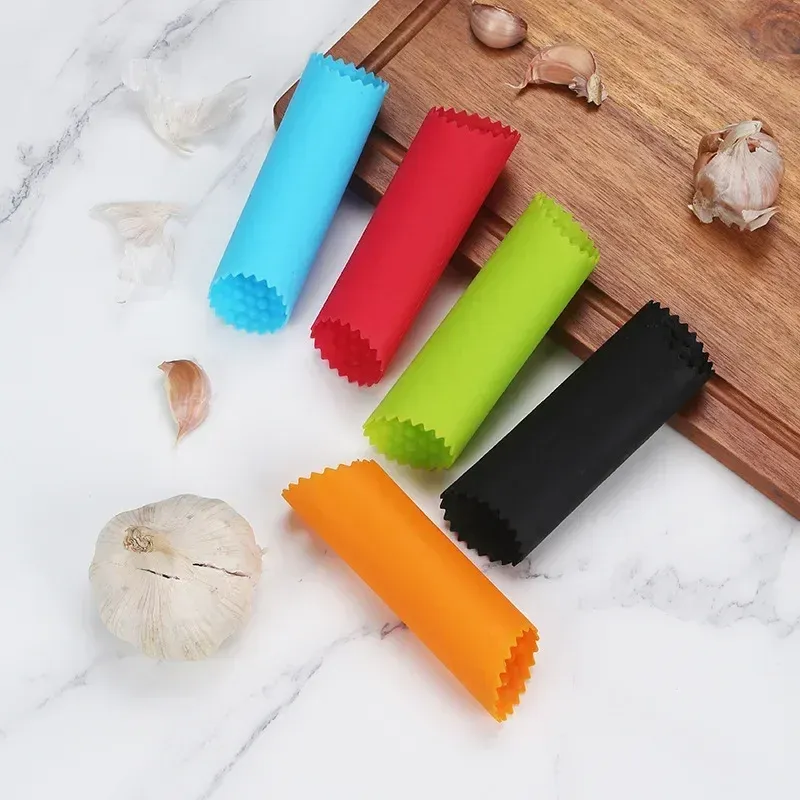 Épluche-ail en silicone, en situation en cuisine