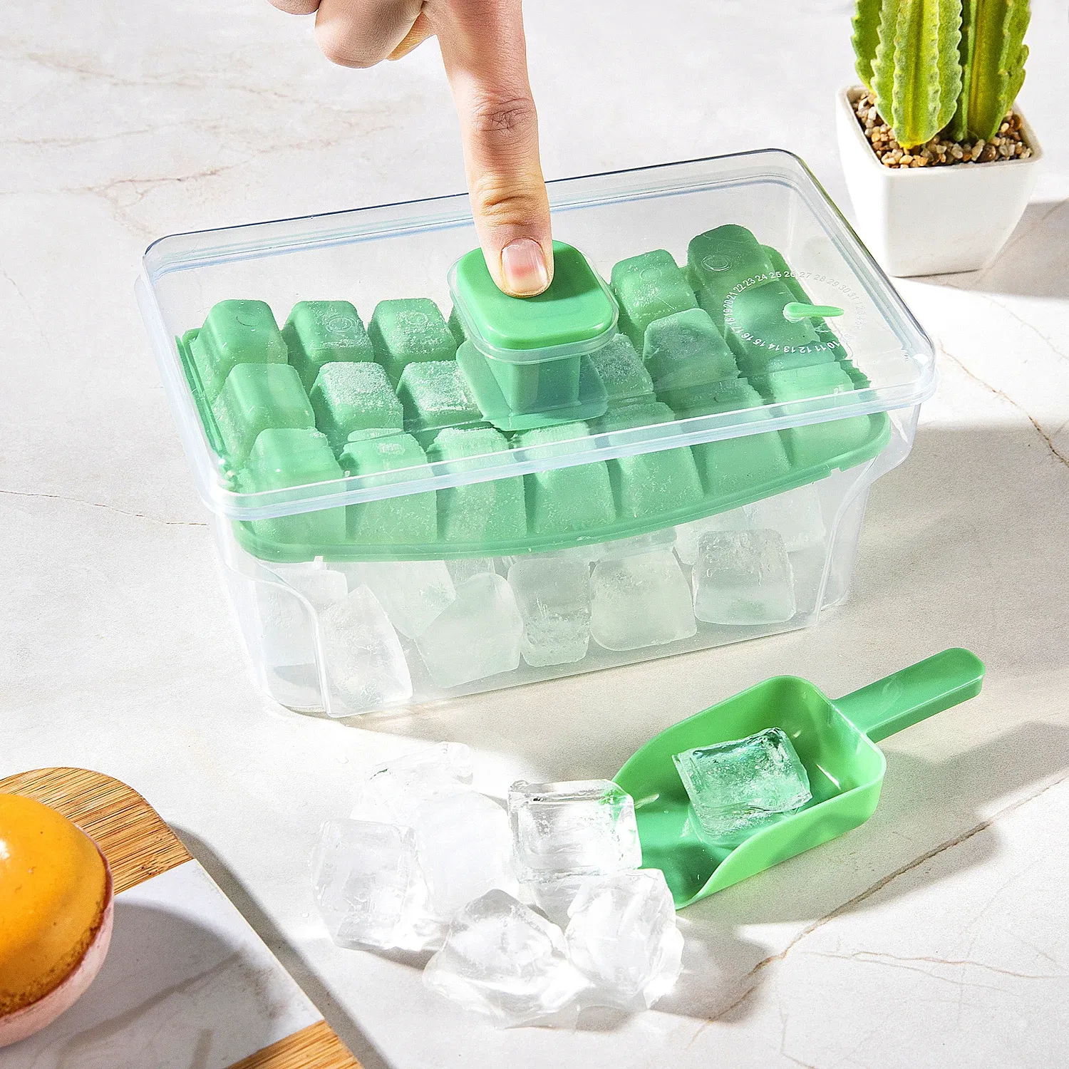 Bac à glace en situation dans le congélateur