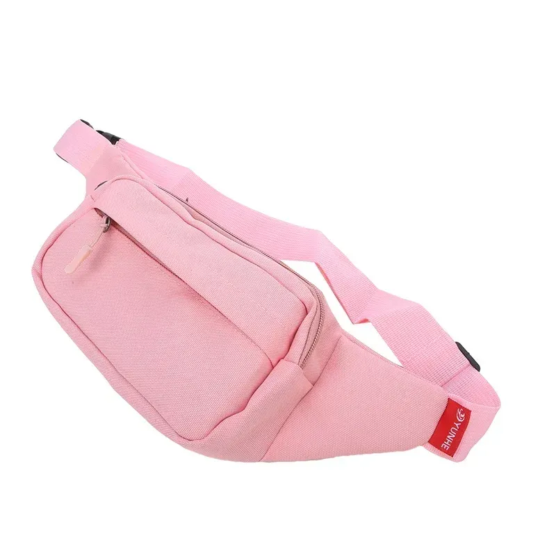 Sac banane unisexe noir porté