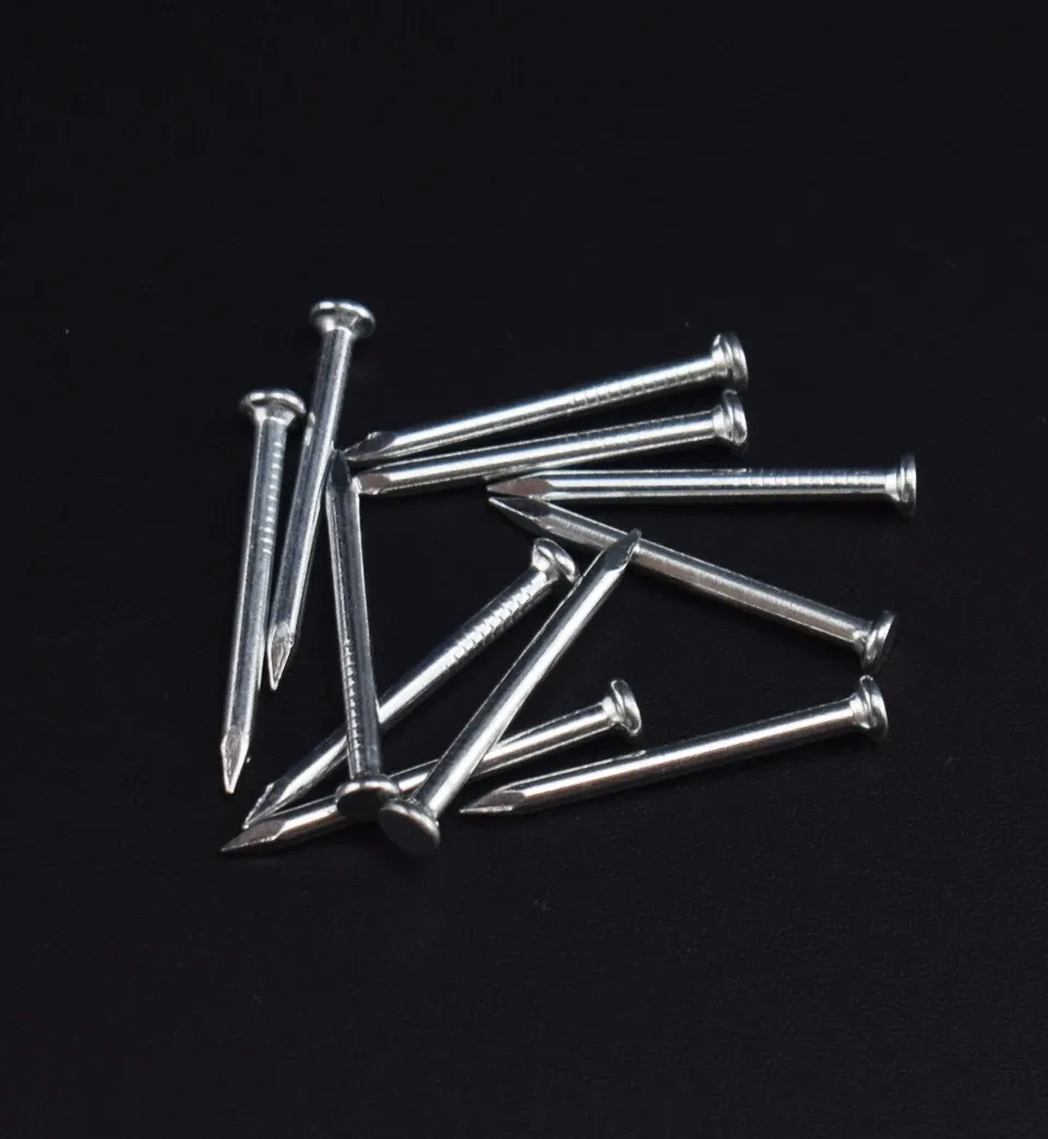 Clips de câble fixés le long d'une plinthe