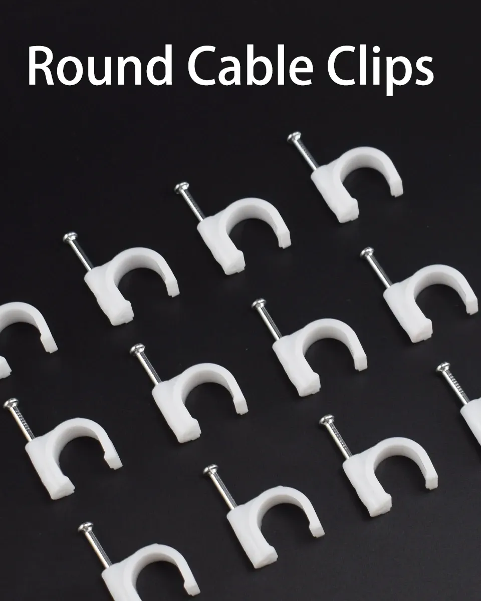 Clips de câble installés sur une surface murale