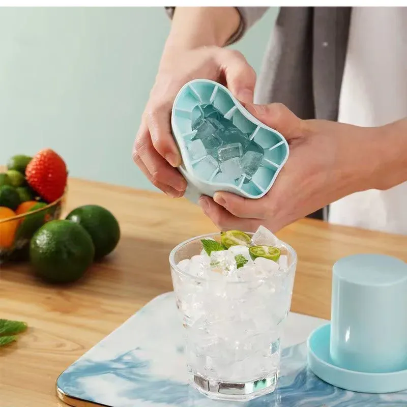 Moule à glaçons en silicone en utilisation