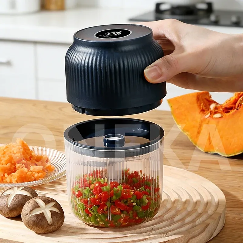 Mini hachoir électrique à 6 lames rechargeable par USB pour ail, poivre et légumes 4