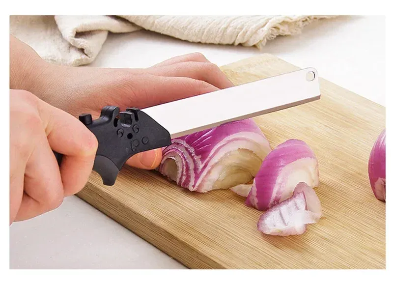 Ciseaux de cuisine en utilisation sur le plan de travail