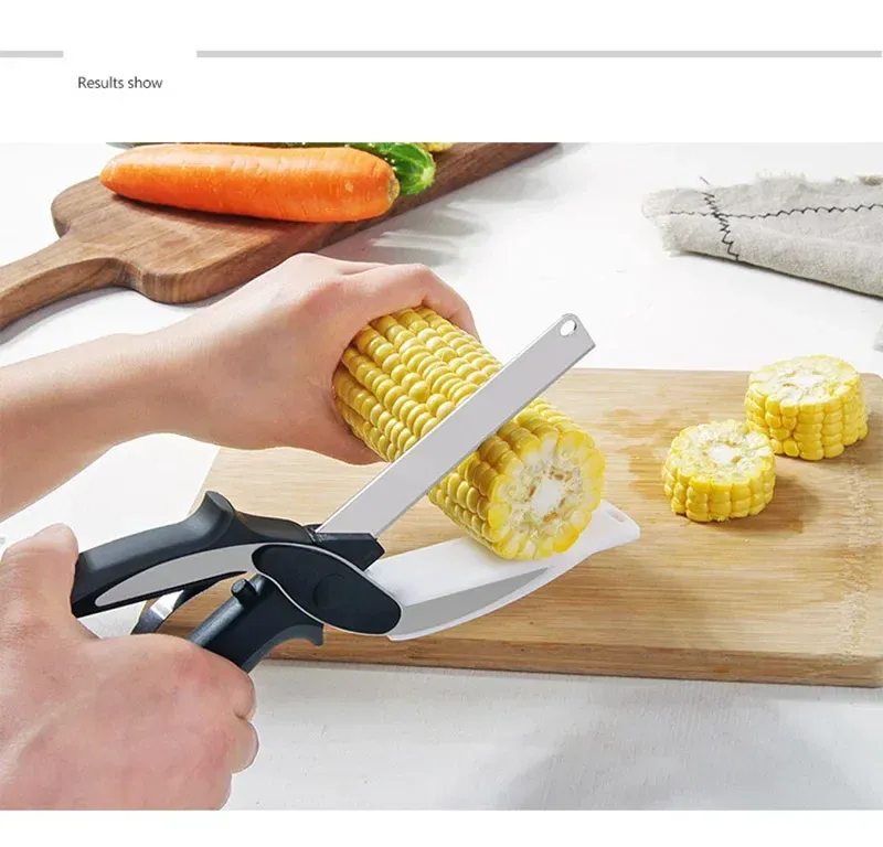 Ciseaux de cuisine 2 en 1 dans un environnement de cuisine
