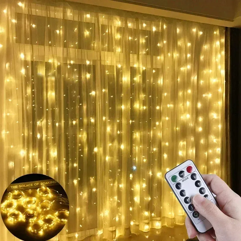 Rideau lumineux LED à fil de cuivre argenté en ambiance festive