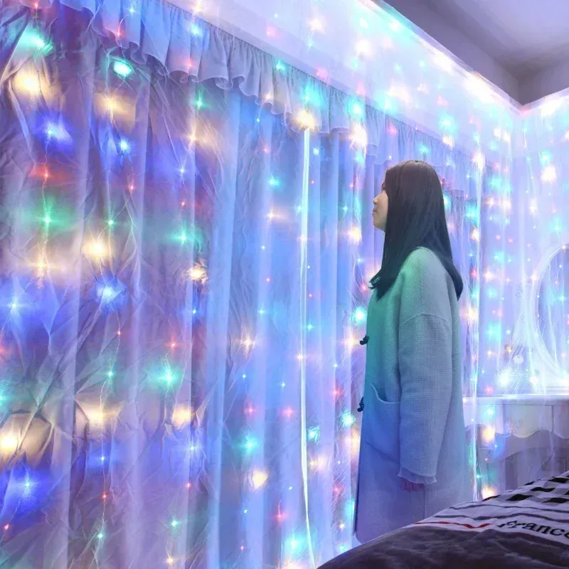 Ambiance lumineuse chaleureuse créée par le rideau LED