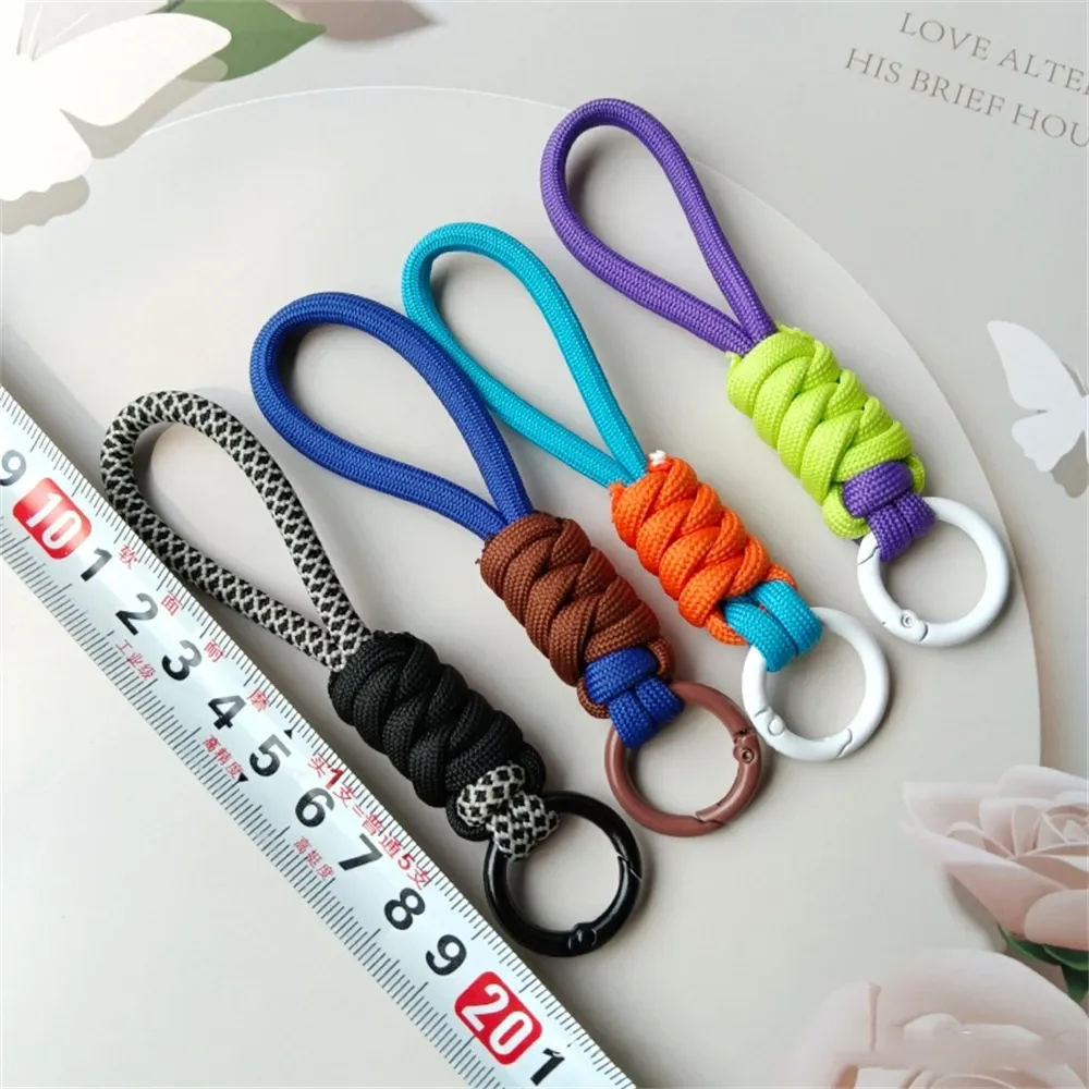 Porte-clés tissé à la main, mise en situation