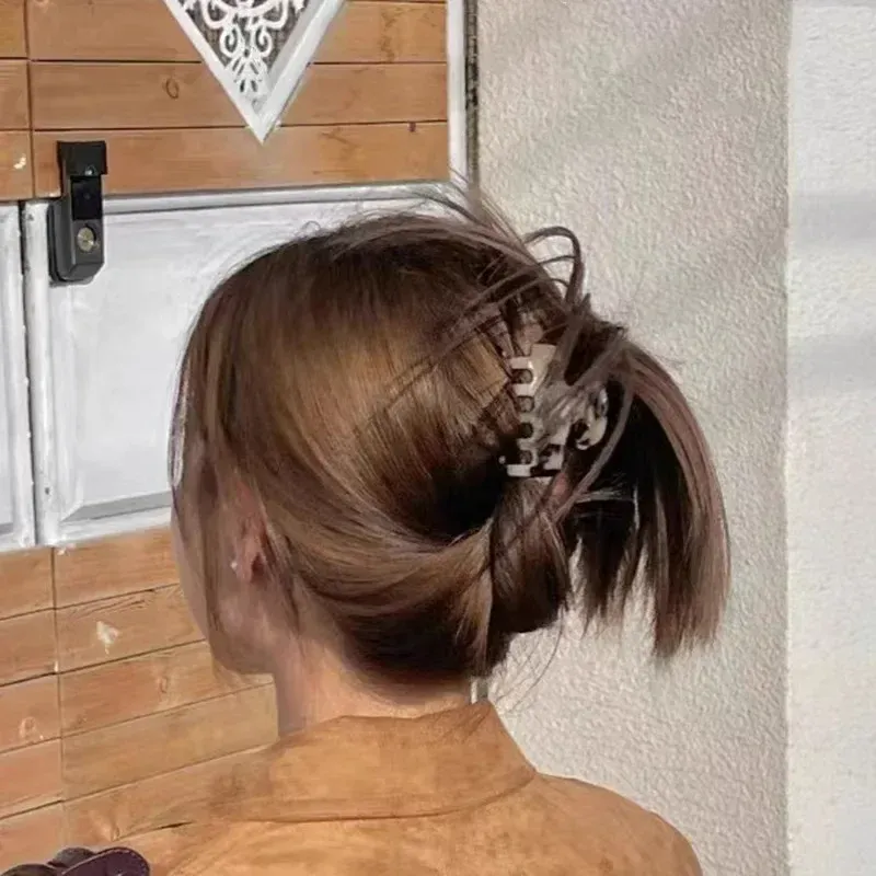 Détail de la pince à cheveux en acétate rouge