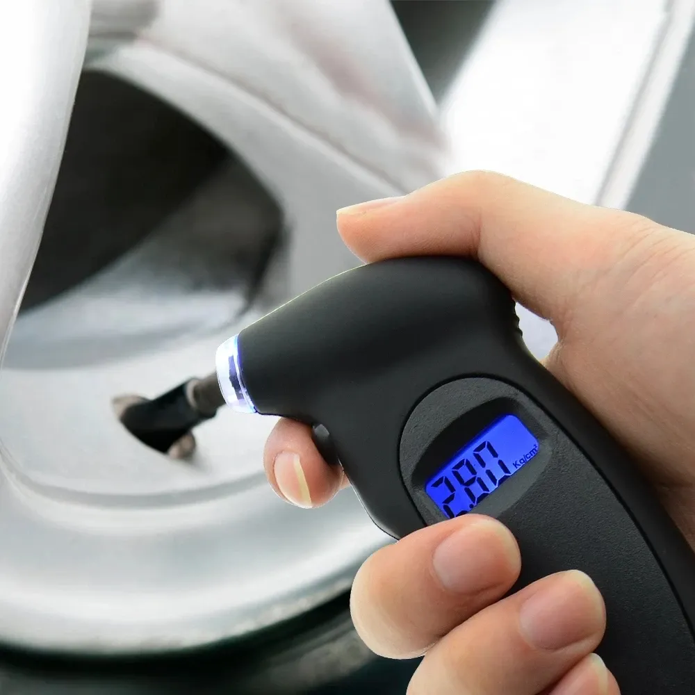 Manomètre numérique pour pneus en situation d'utilisation