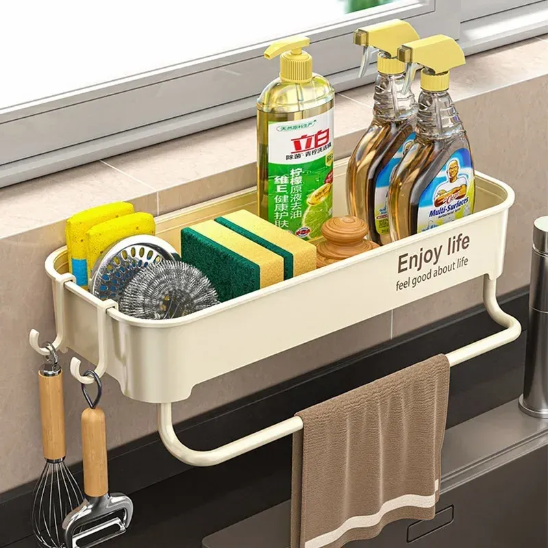 Détail de l'étagère d'évier dans la cuisine