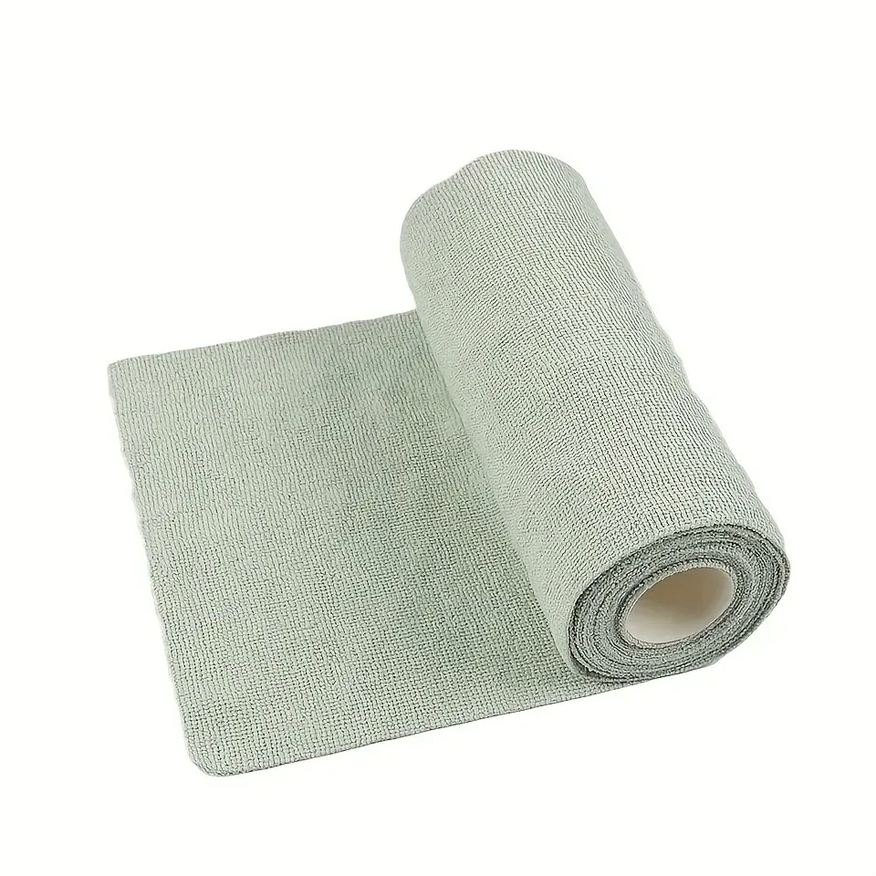 Accessoires de cuisine nettoyés avec le chiffon