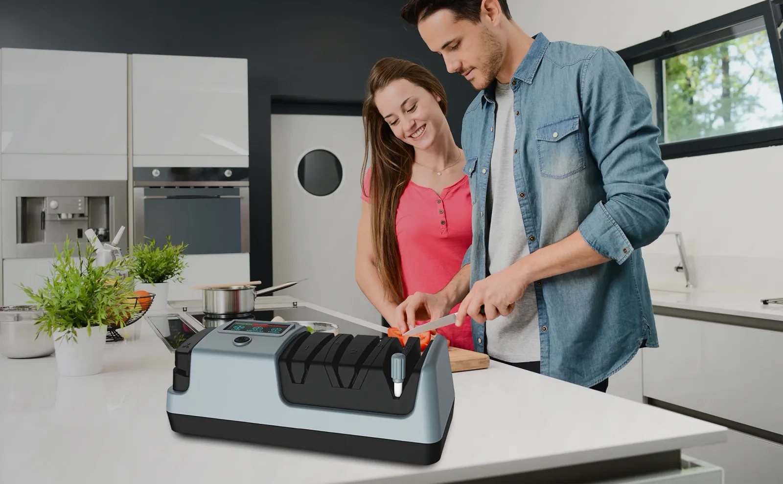 Affûteur de couteaux électrique 5 en 1 en situation de cuisine