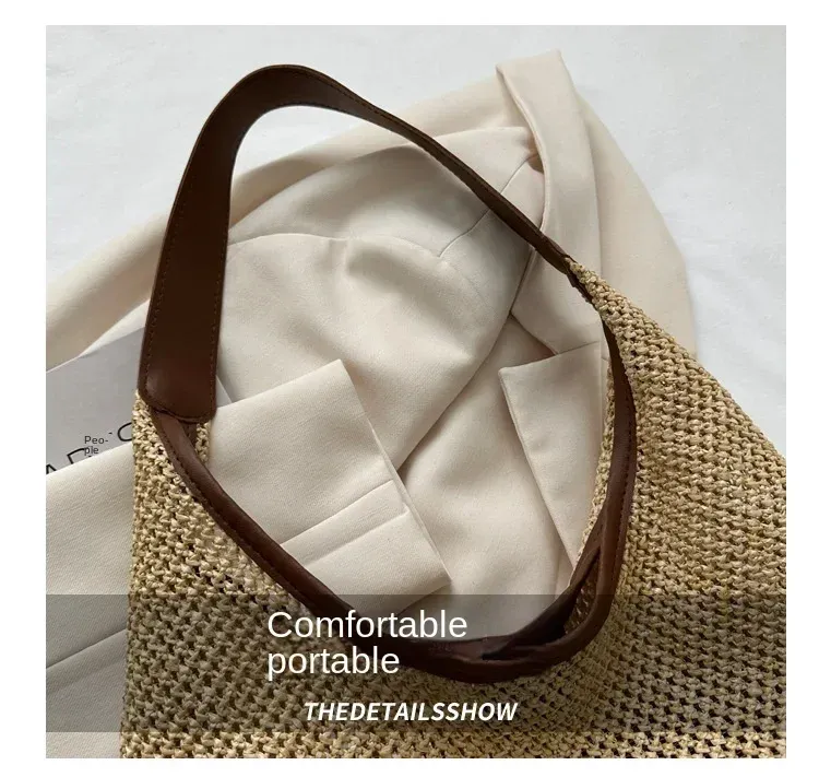 Sac de plage tissé en contexte estival