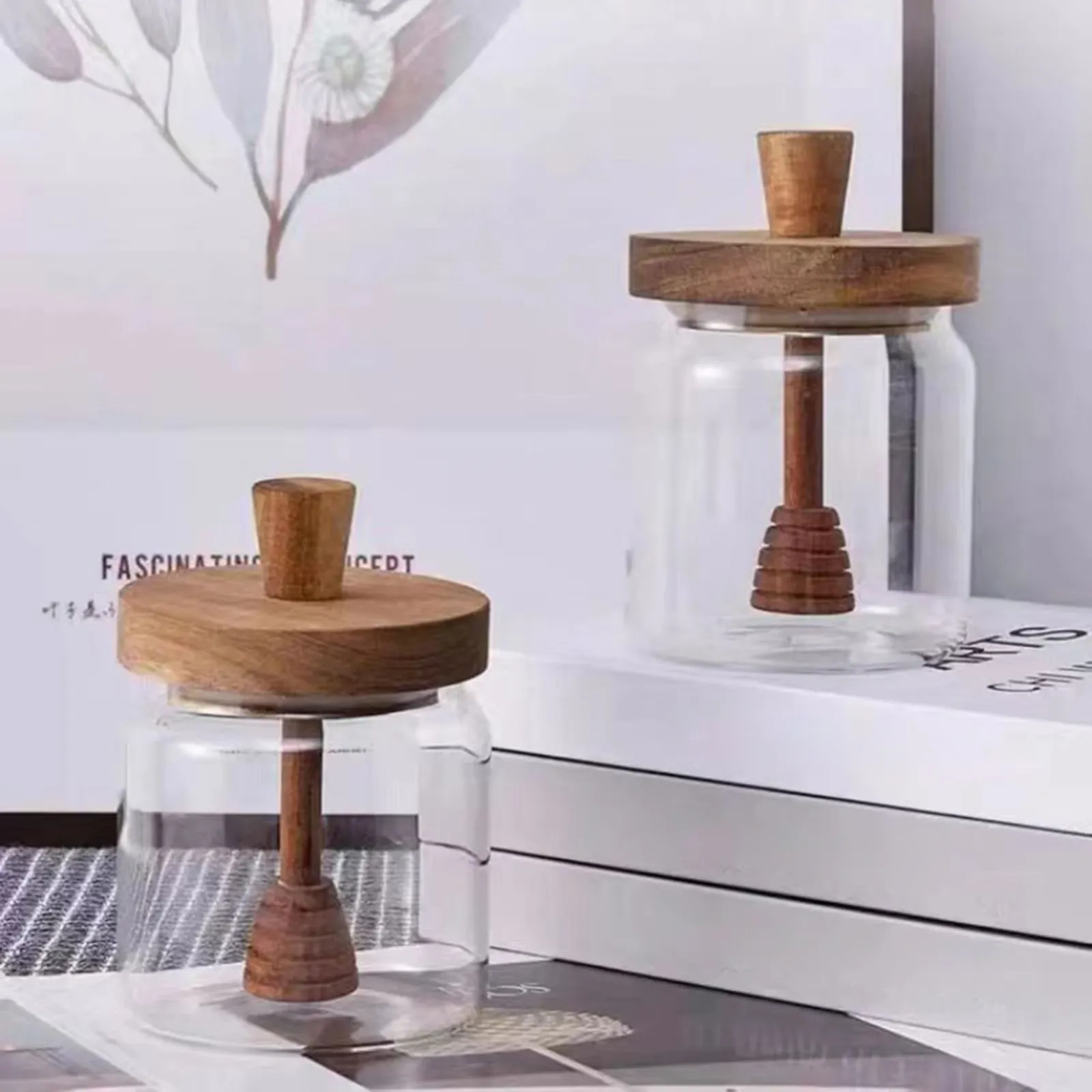 Détail du pot à miel et de sa louche