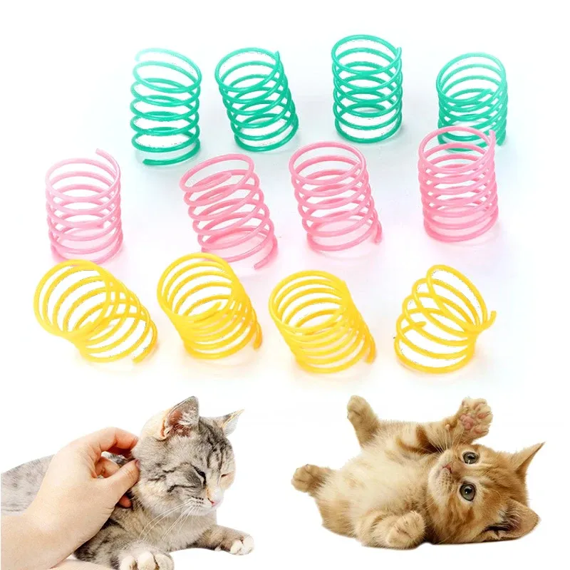 Chat jouant avec un ressort coloré