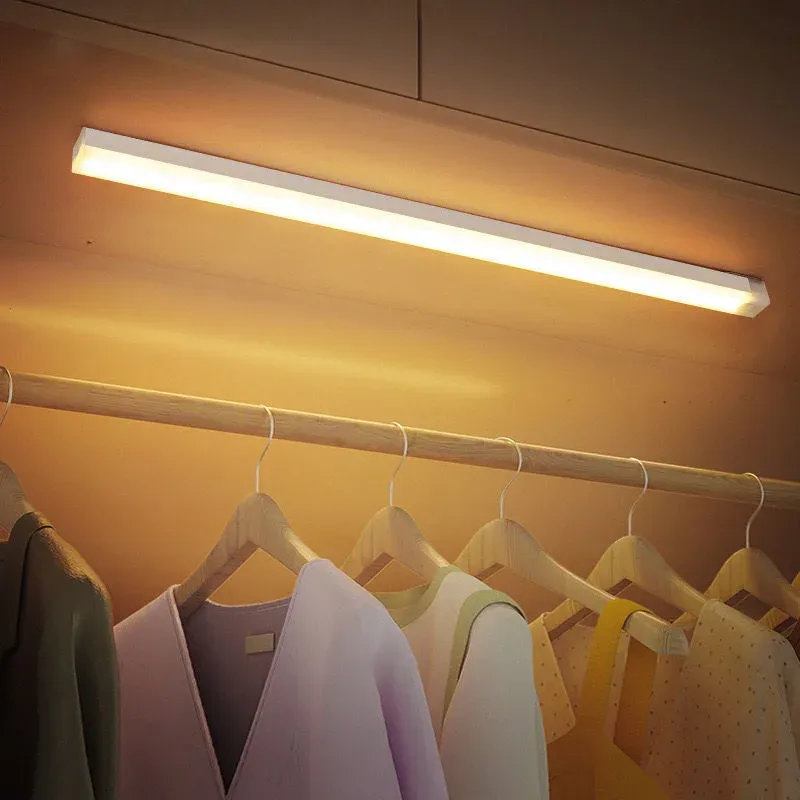Veilleuse LED sans fil à détecteur de mouvement avec recharge USB-C pour armoire, garde-robe, escalier et cuisine 6