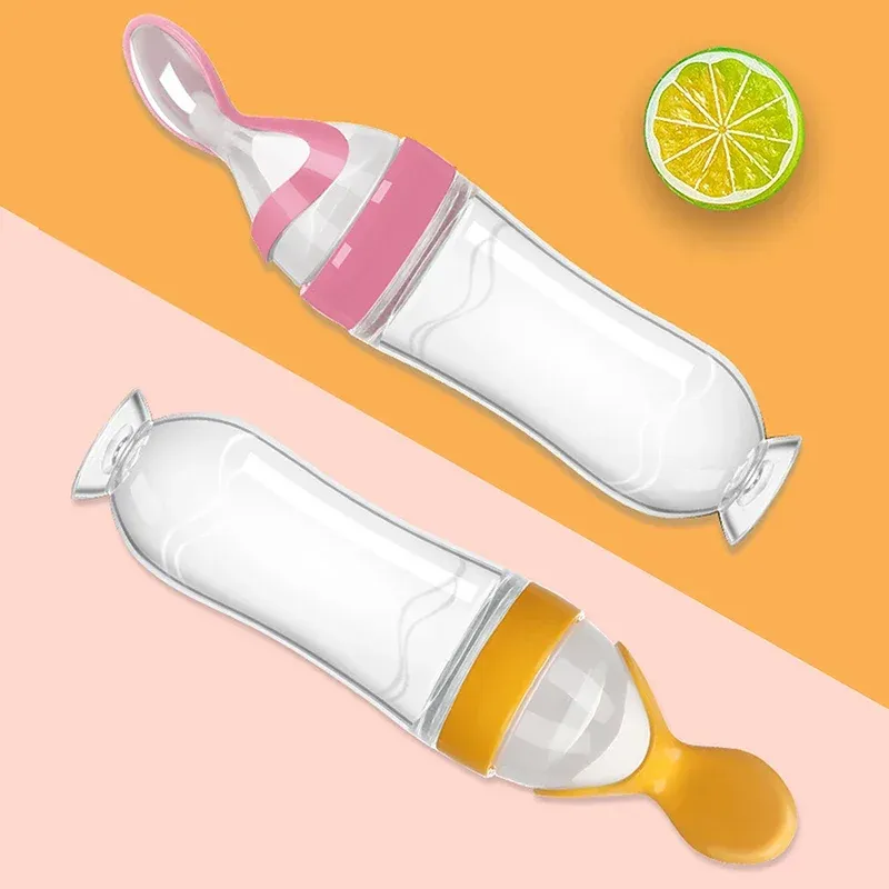 Cuillère-distributrice pour bébé en situation