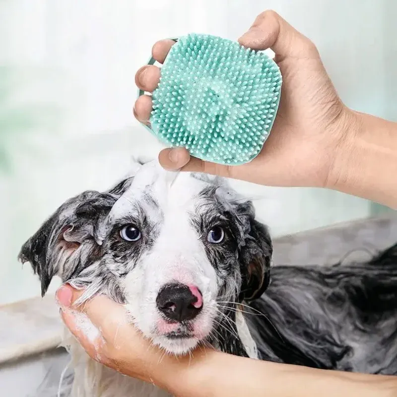 Gant de massage en silicone pour le bain des chiens, brosse de nettoyage pour animaux de compagnie, peigne pour chiens et chats, outil de toilettage avec distributeur de shampoing 2