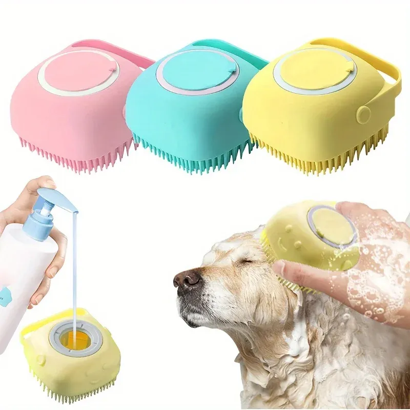 Massage apaisant pendant le bain d'un chien