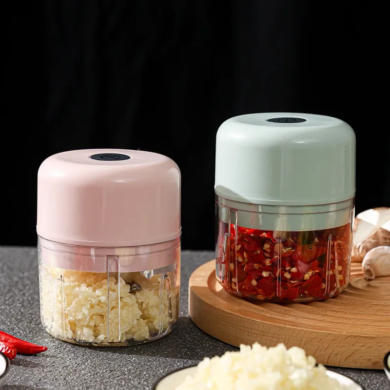 Mini hachoir électrique en situation de cuisine