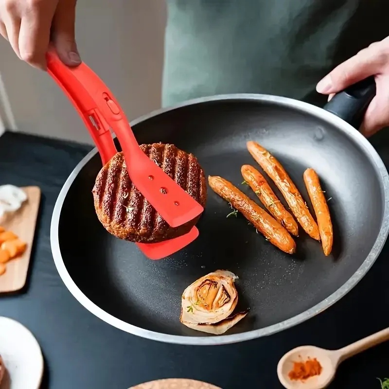 Pince de cuisine en silicone en utilisation