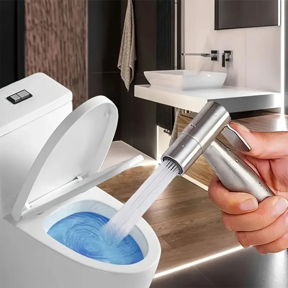 Pulvérisateur de bidet à main en acier inoxydable en situation d'utilisation