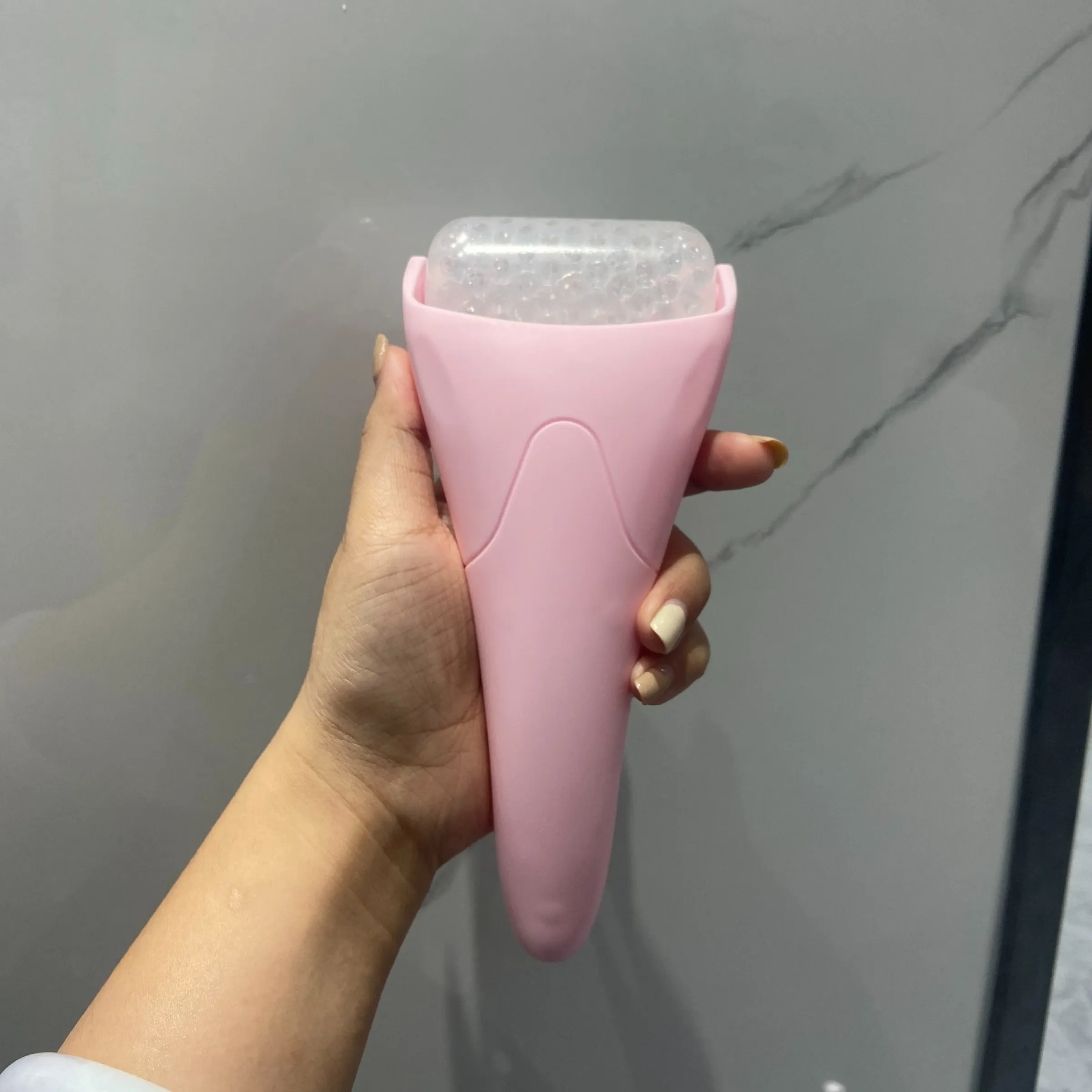 Rouleau de glace pour le visage et les yeux, grand outil de beauté refroidissant pour le visage, masseur portatif, routine de soins de la peau à domicile 9