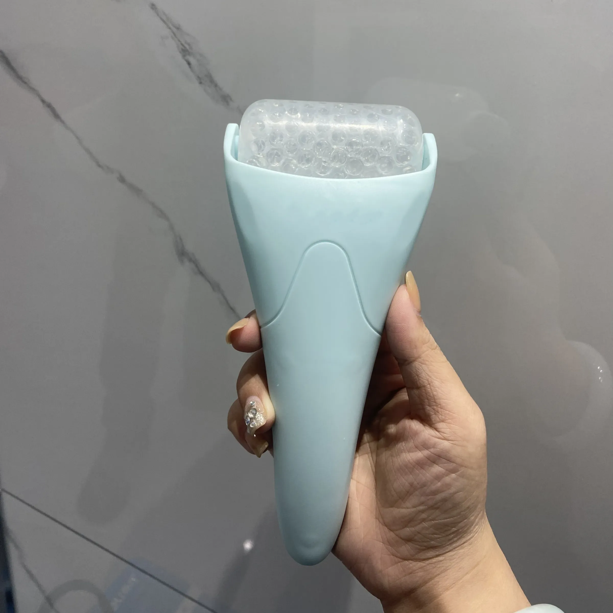 Rouleau de glace pour le visage et les yeux, grand outil de beauté refroidissant pour le visage, masseur portatif, routine de soins de la peau à domicile 10