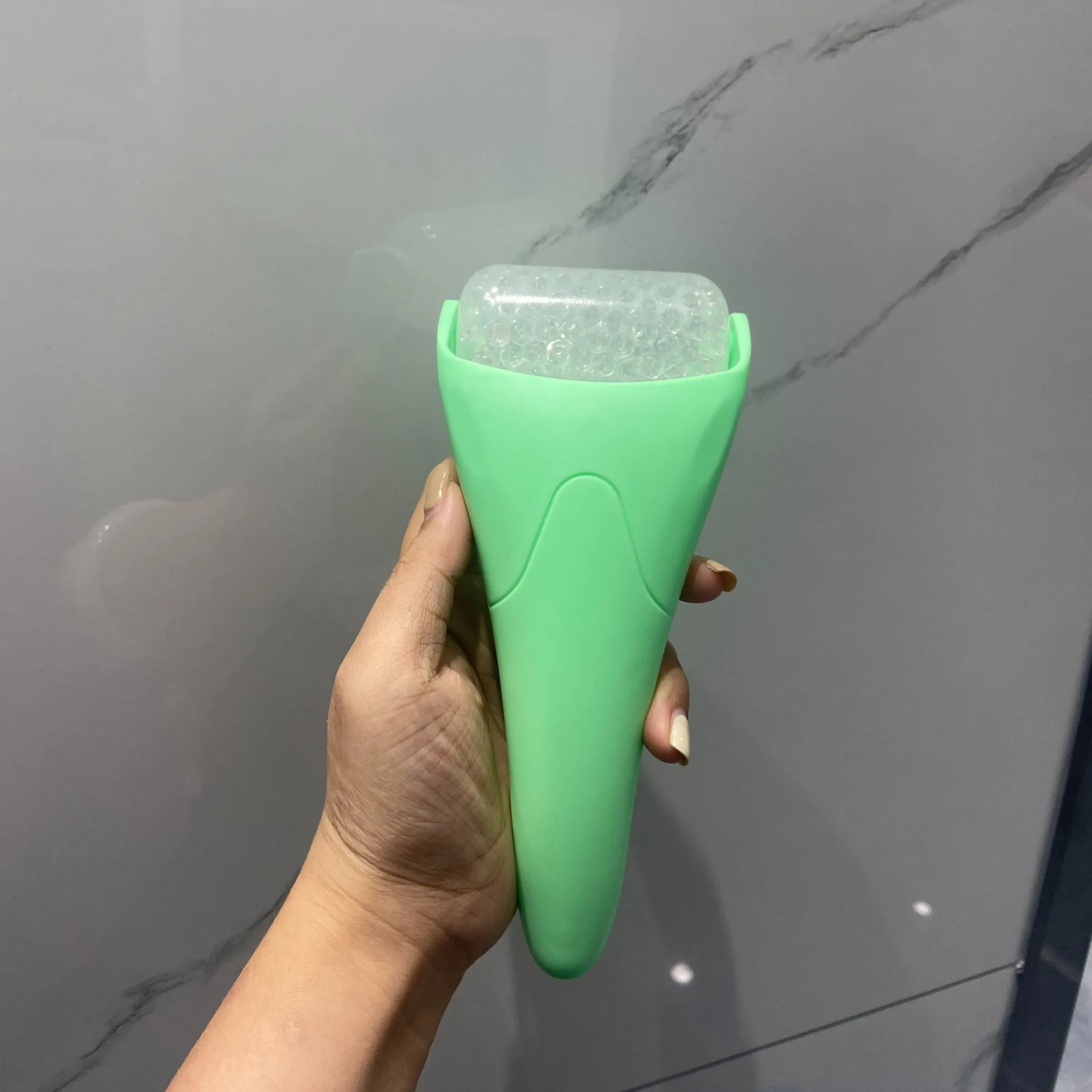 Rouleau de glace pour le visage et les yeux, grand outil de beauté refroidissant pour le visage, masseur portatif, routine de soins de la peau à domicile 7