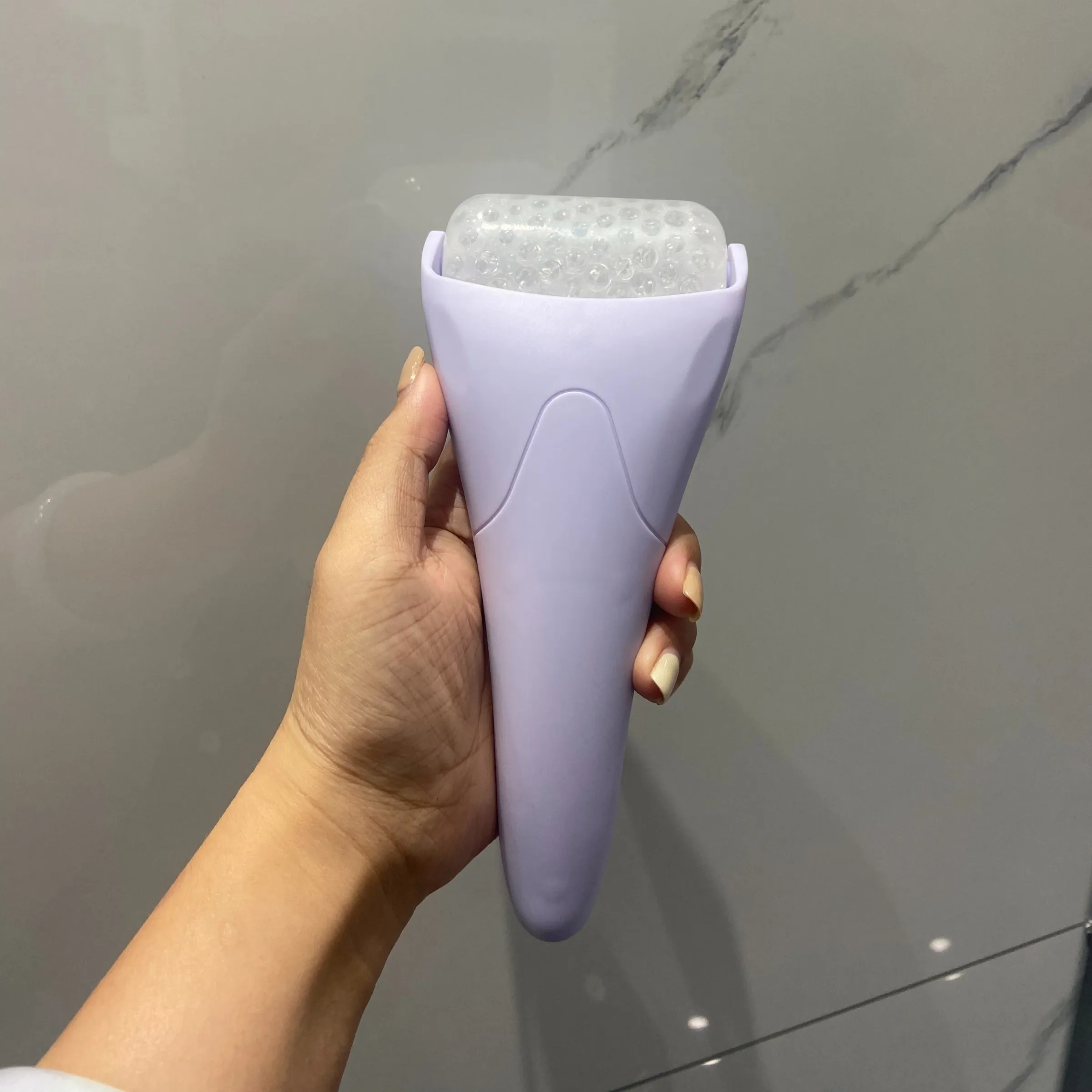 Rouleau de glace pour le visage et les yeux, grand outil de beauté refroidissant pour le visage, masseur portatif, routine de soins de la peau à domicile 8