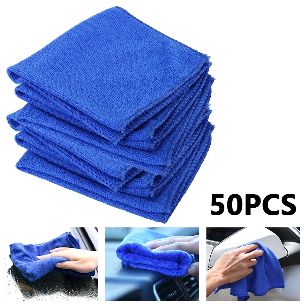 Séchage d'un pare-brise avec la serviette microfibre