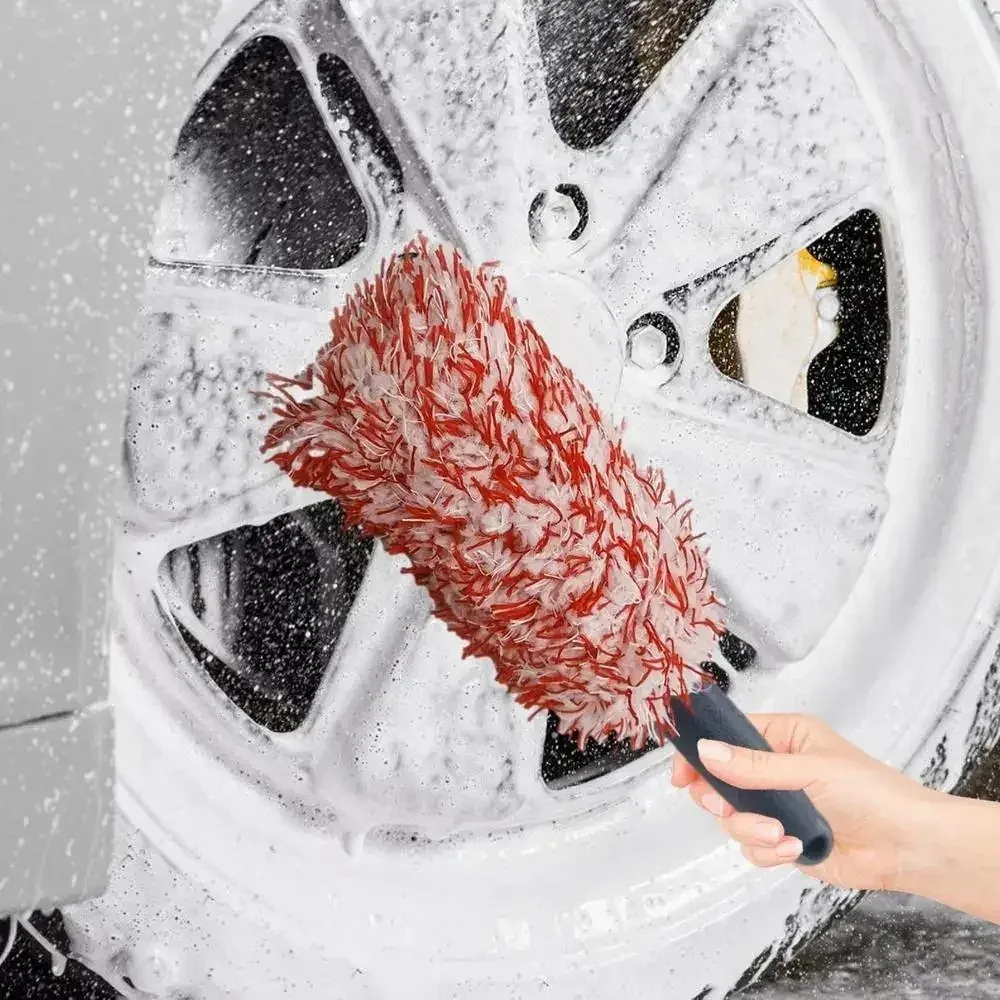 Brosse de lavage en action sur une jante