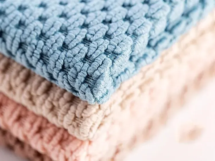 Chiffon microfibre en situation d'utilisation dans la cuisine